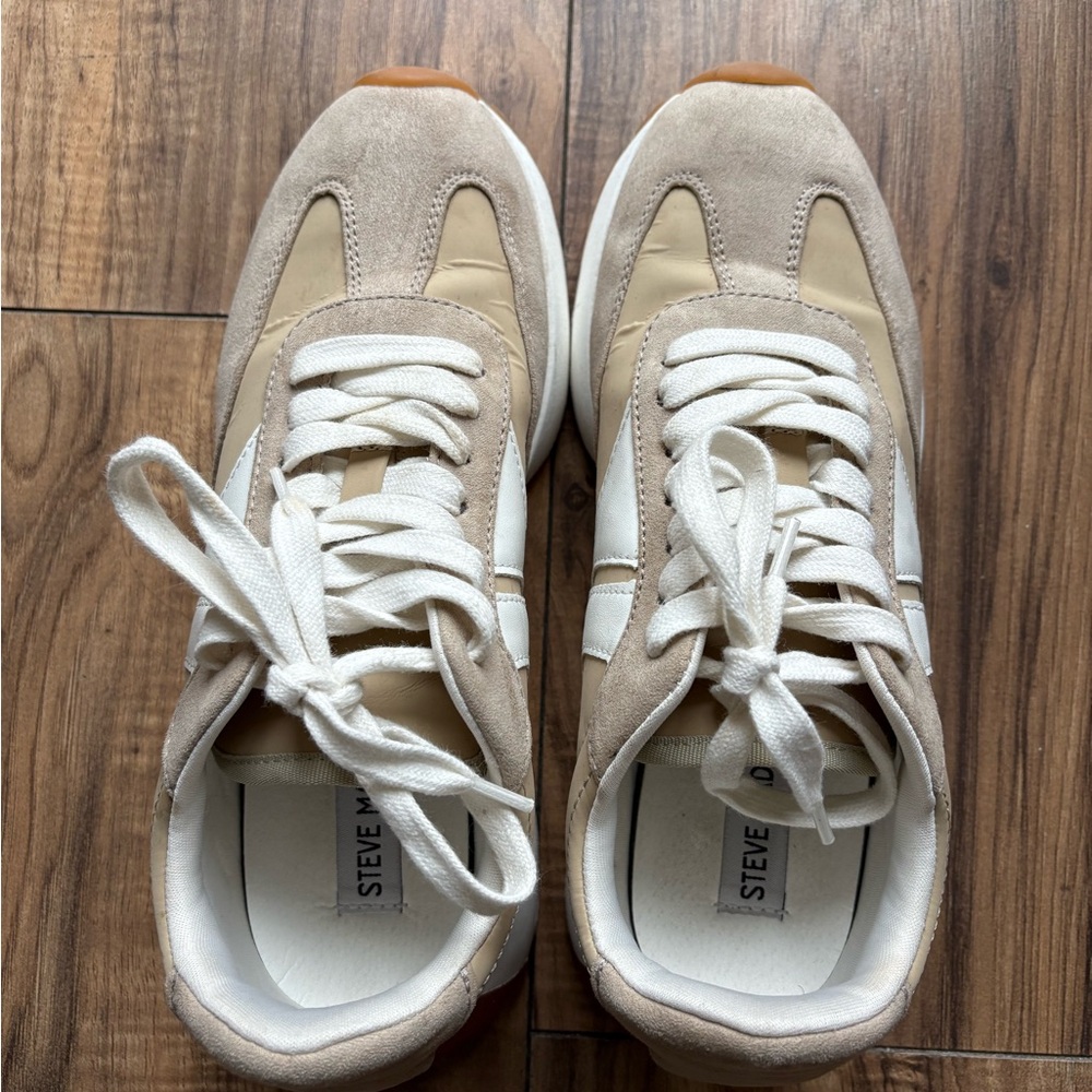 Steve Madden Women's Escapade Retro-Inspired Sneakers with Chunky Midsole - Picture 4 of 11